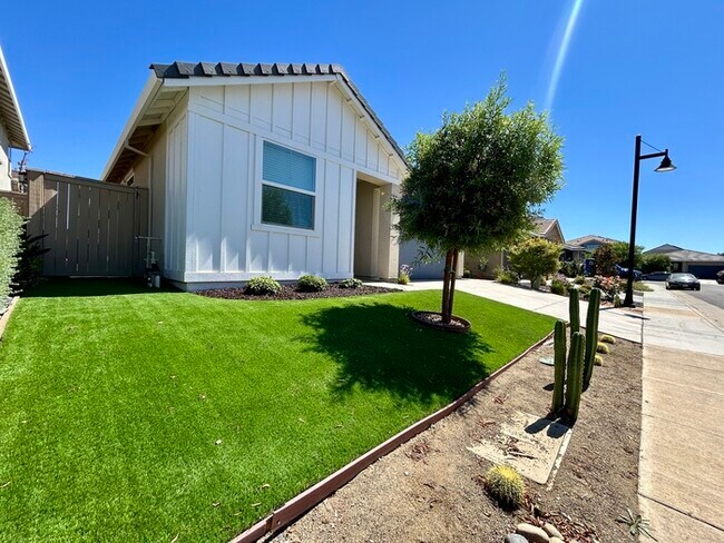 Foto del edificio - Beautiful Single Story 4 Bedroom SOLAR Hom...