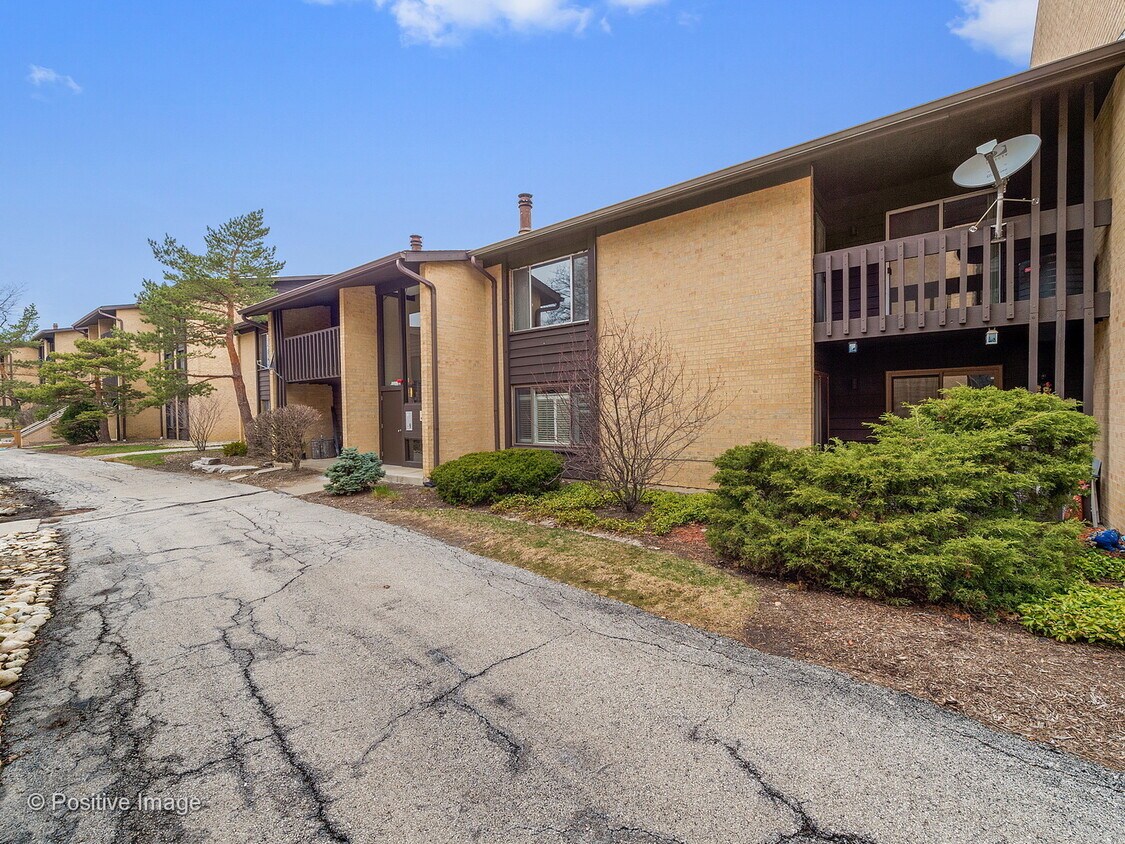 6176 Knoll Lane Ct Unit 202, Willowbrook, IL 60527 Room for Rent in