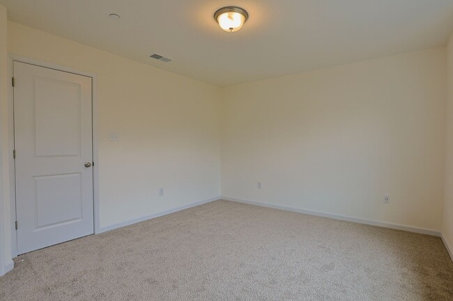 Foto del edificio - Luxury Townhomes!