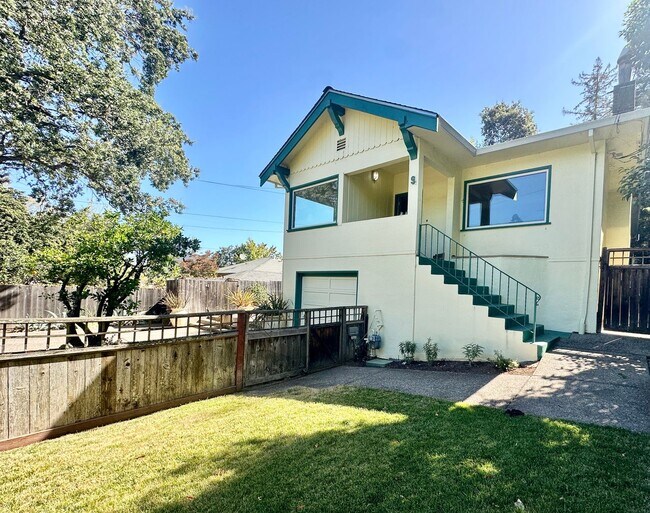 Foto del edificio - Charming 2-3bd Bungalow w/Pool in San Rafael