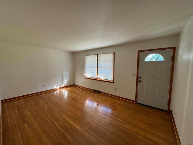 Building Photo - 4220 Oakridge Dr