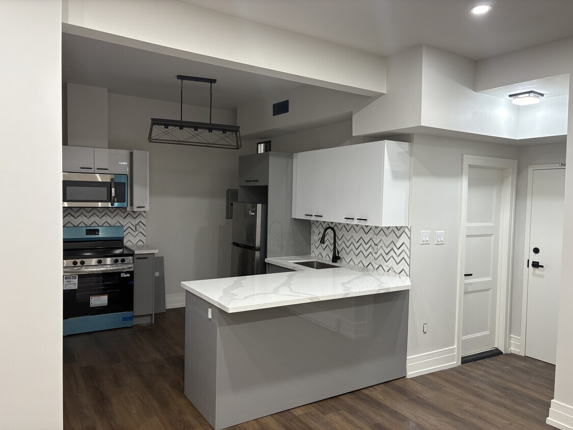 Primary Photo - 52-52 Charlton Ave W