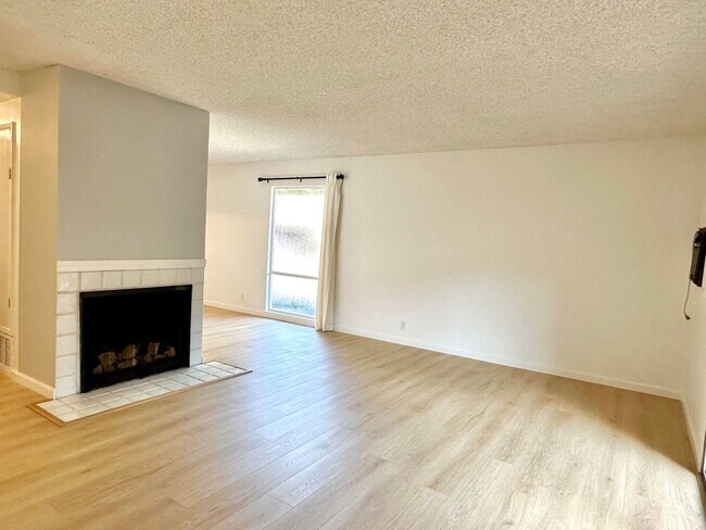 Building Photo - $2440 / BEAUTIFULLY REMODELED 2 BEDROOM CO...