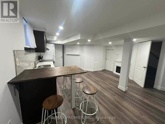 Photo du bâtiment - 118 Solway Ave