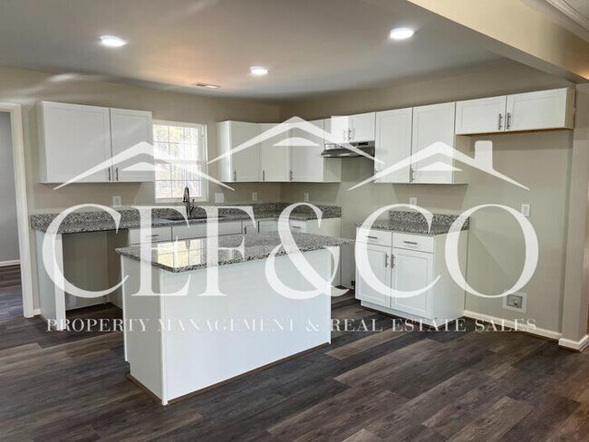 Foto del edificio - Adorably renovated 4 bedroom 2 bathroom home now available