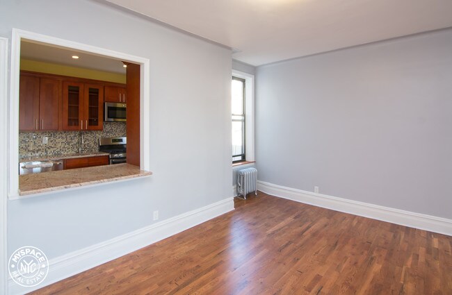 Building Photo - 572 Maple St
