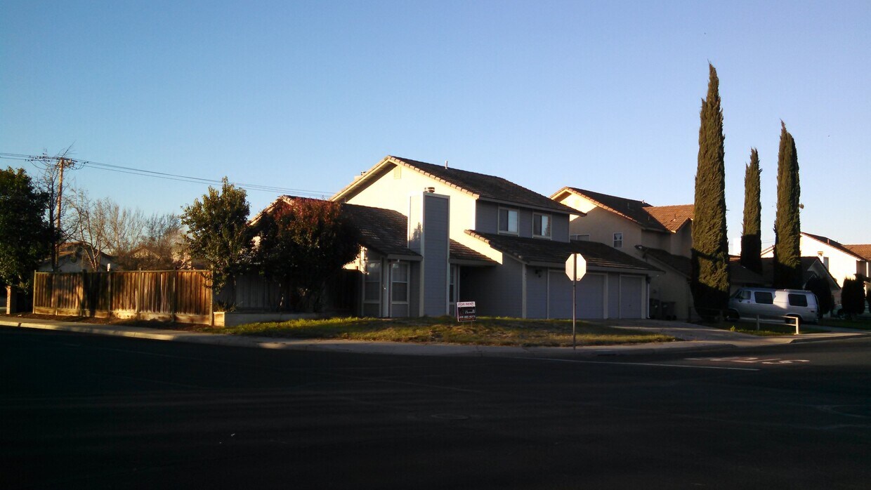 Primary Photo - REDUCED!! Huge 3 Bedroom 2.5 Bath Corner L...