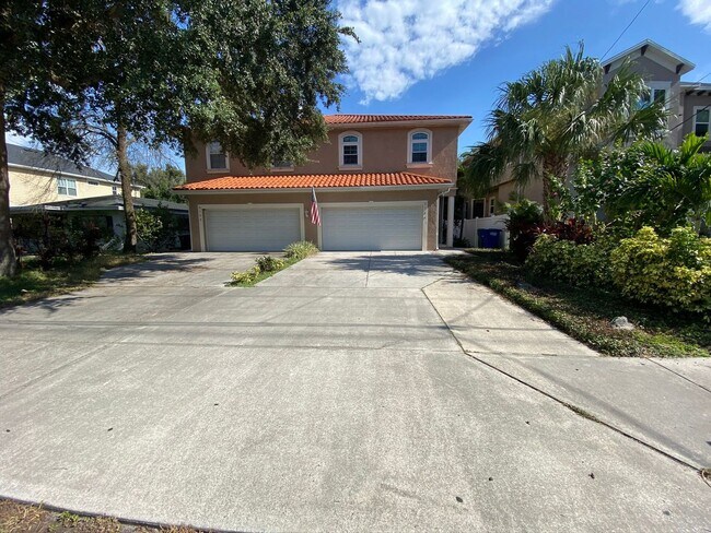 Foto del edificio - Fully Renovated Large 3 Bed 2.5 Bath 2 Car Garage Townhouse in Perfect Location
