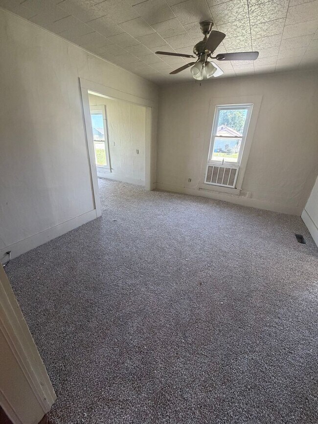 Building Photo - 3 Bedroom 1 Bath Home For Rent