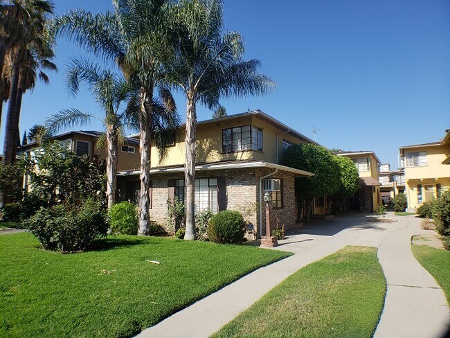 Vista de la calle que es la ventana del dormitorio en la planta superior - 5509 Radford Ave