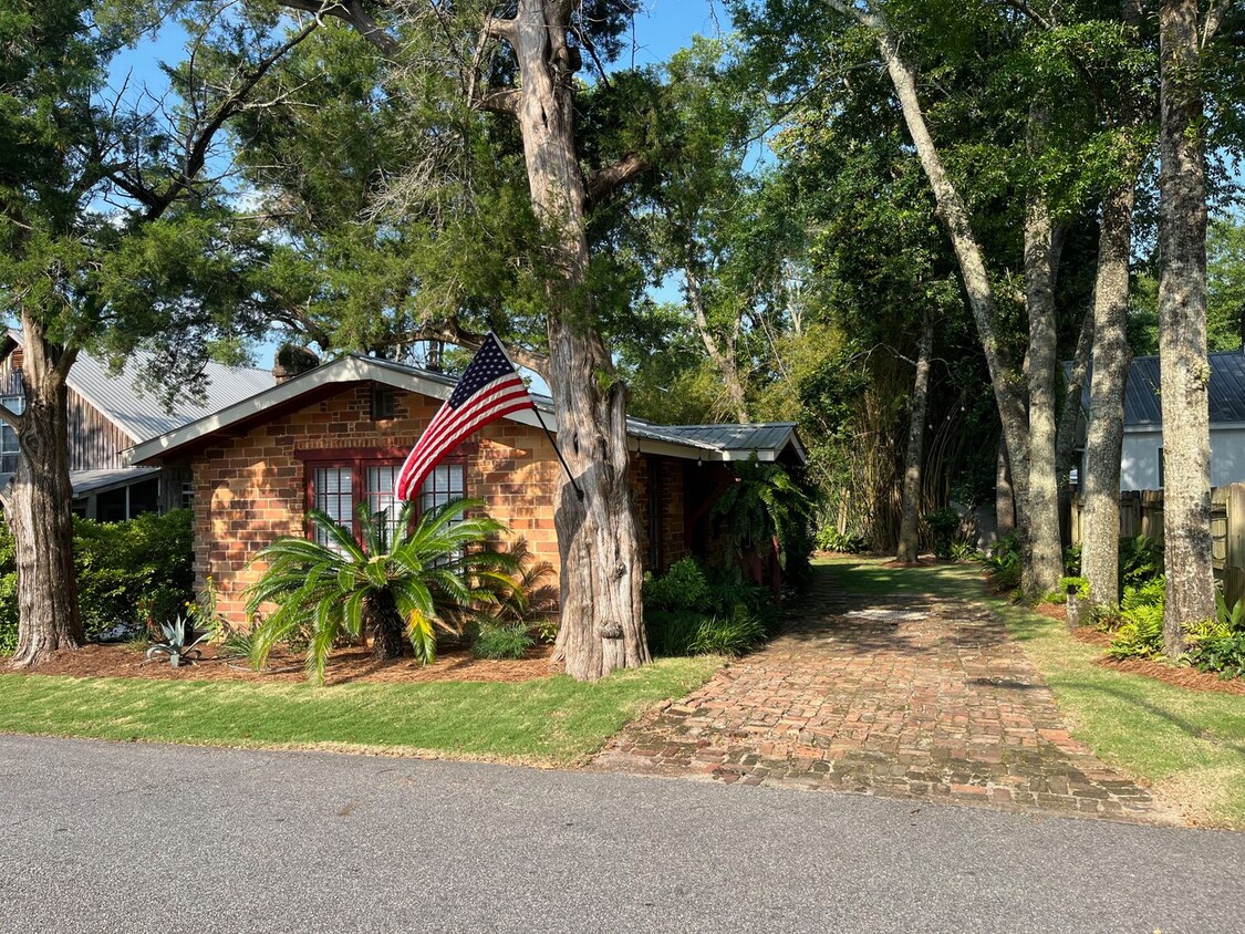 Primary Photo - Charming Downtown Fairhope Cottage