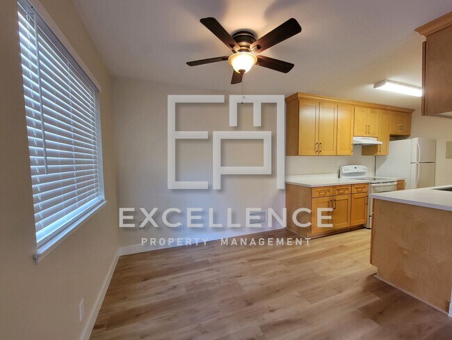 Foto del edificio - 2/1 Townhouse - Updated Kitchen, Community Pool, Storage, One Side of 2 Car Garage (For Storage)