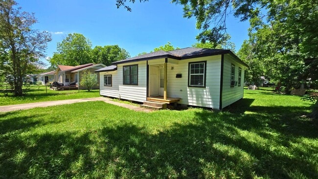 Building Photo - 502 Azalea Dr