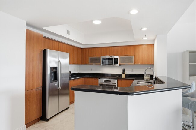 Foto del edificio - 14951 Royal Oaks Ln