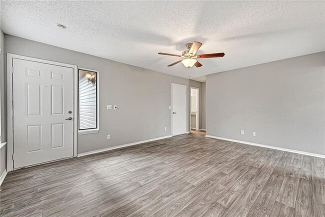 Building Photo - Updated 2 Bed 2 Bath Townhome located in East Fayetteville. Pool access included!