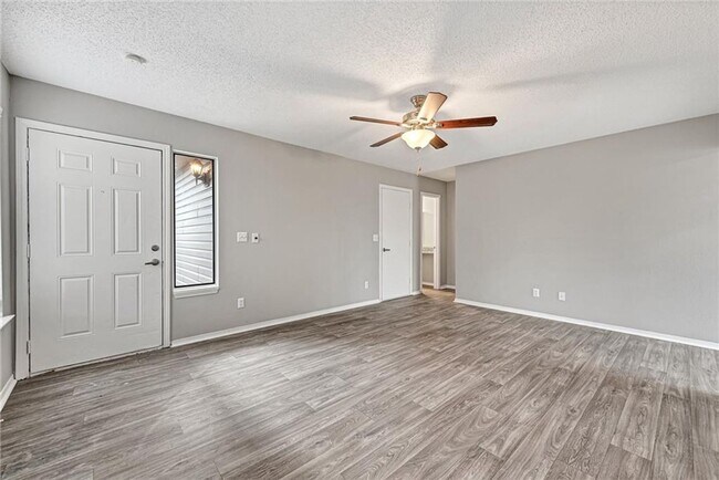 Foto del edificio - Updated 2 Bed 2 Bath Townhome located in East Fayetteville. Pool access included!