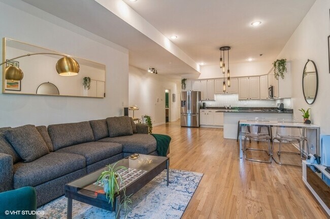 Foto del edificio - 3225 W Fullerton Ave