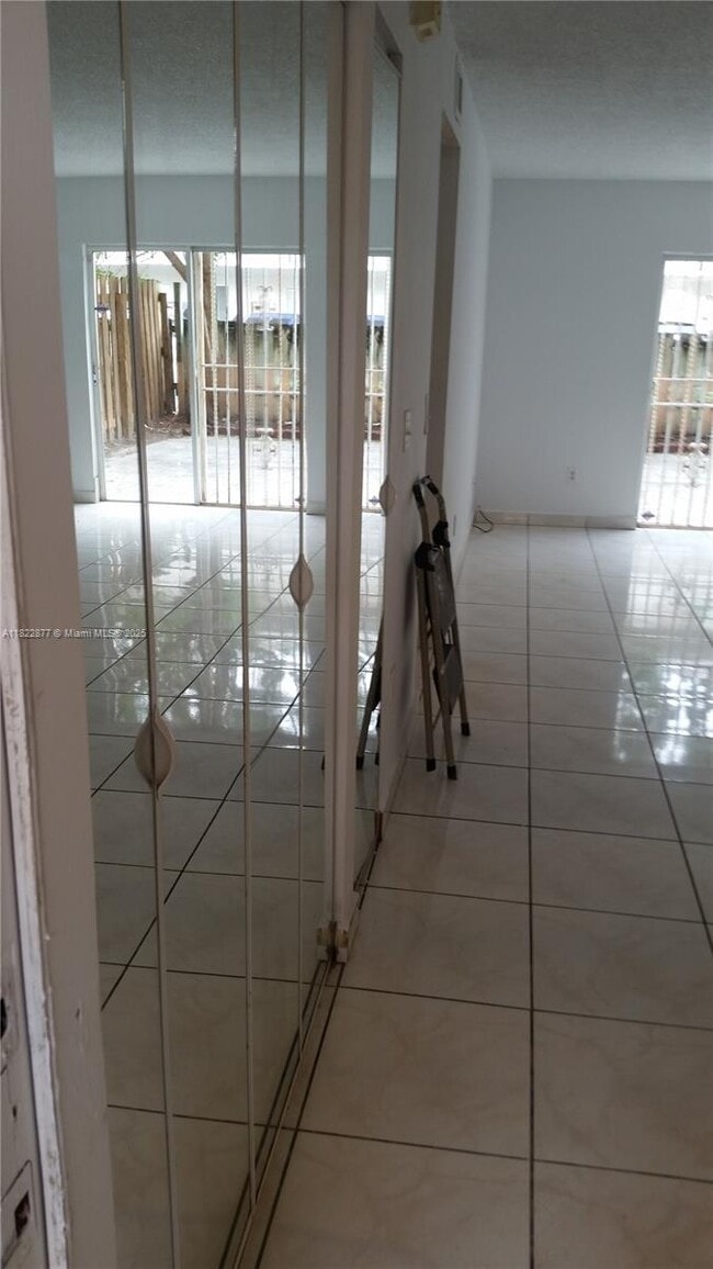 Foto del edificio - 8177 NW 8th St