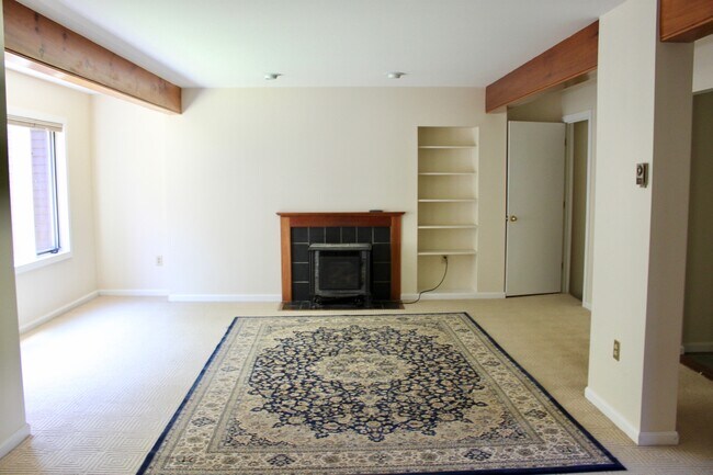 Building Photo - 500 Acorn Ln