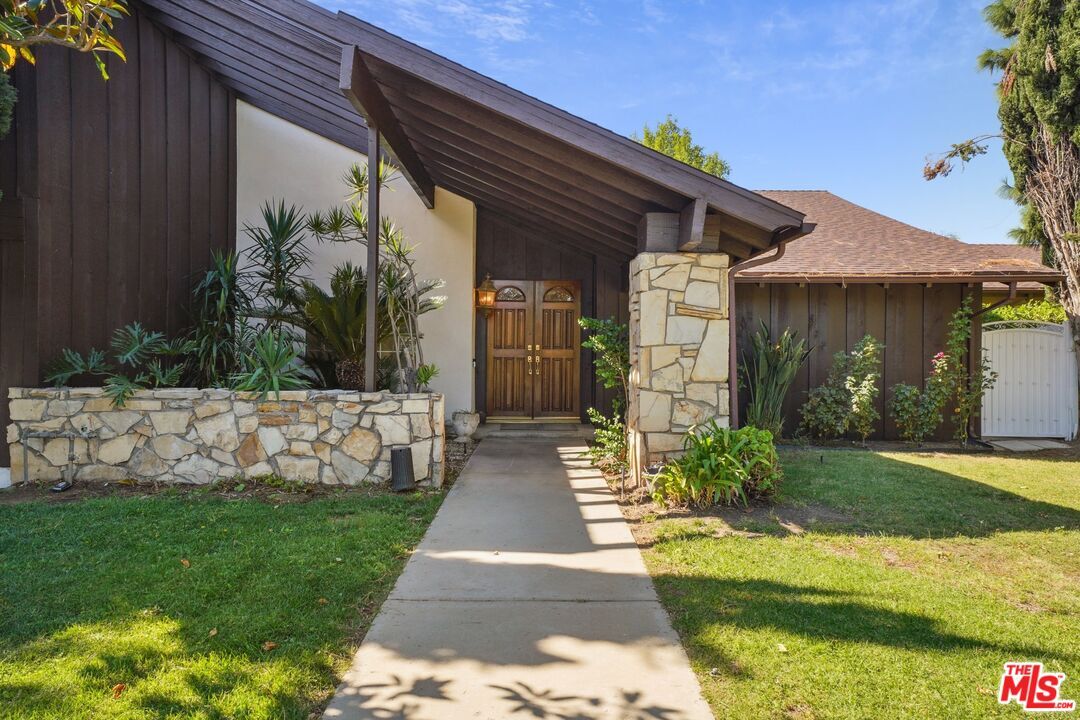 Primary Photo - 10111 Jumilla Ave
