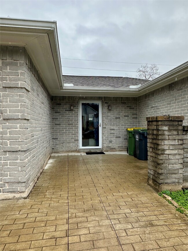 Building Photo - 1111 E Brompton Dr