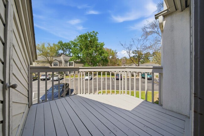 Foto del edificio - 2 Bedroom Condo in Deerwood Knoll