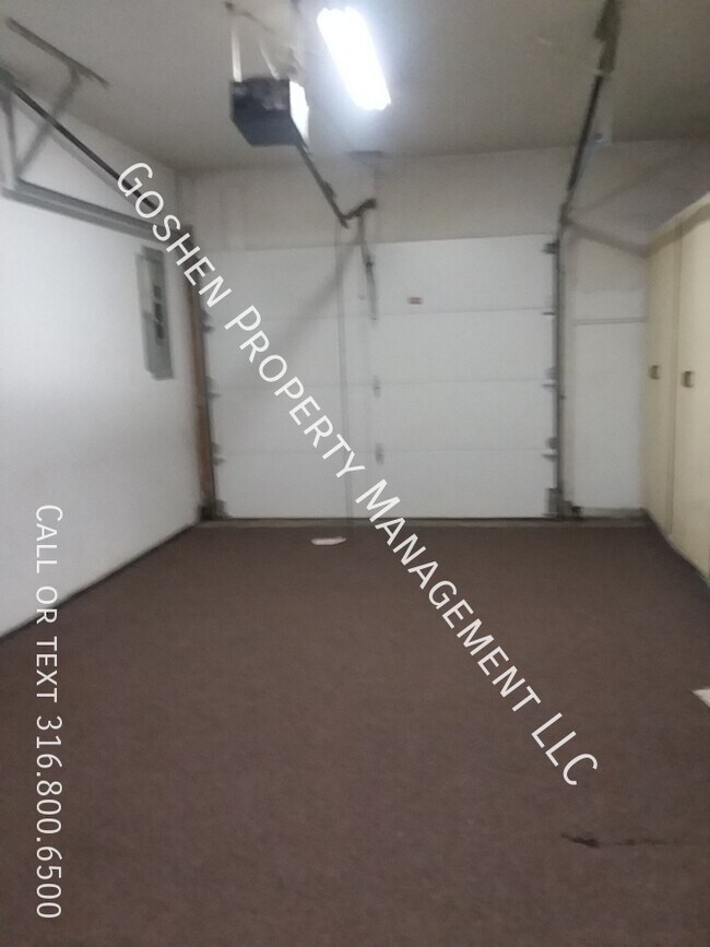 Building Photo - Cozy Home with Separate Kitchen Home