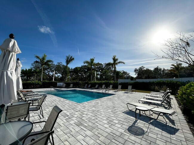 Foto del edificio - Townhome with garage, excellent location, community pool and more