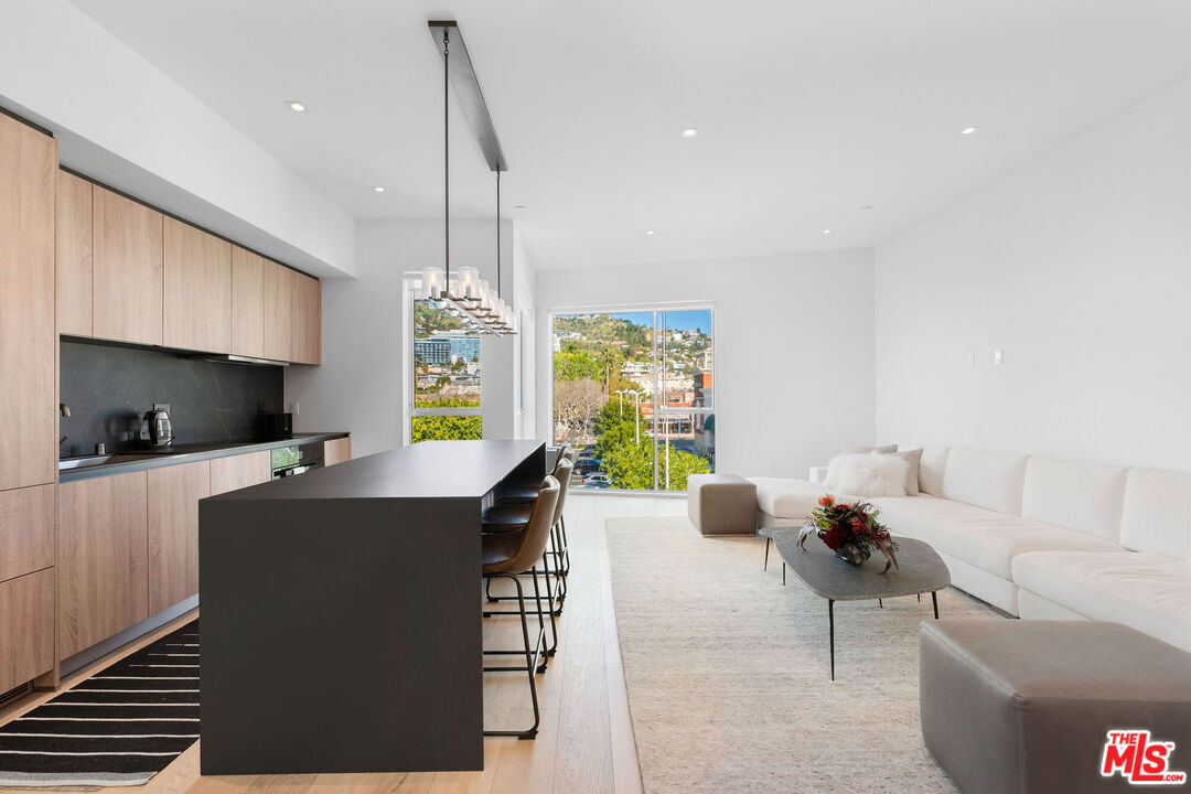 Foto principal - 1030 N Kings Rd