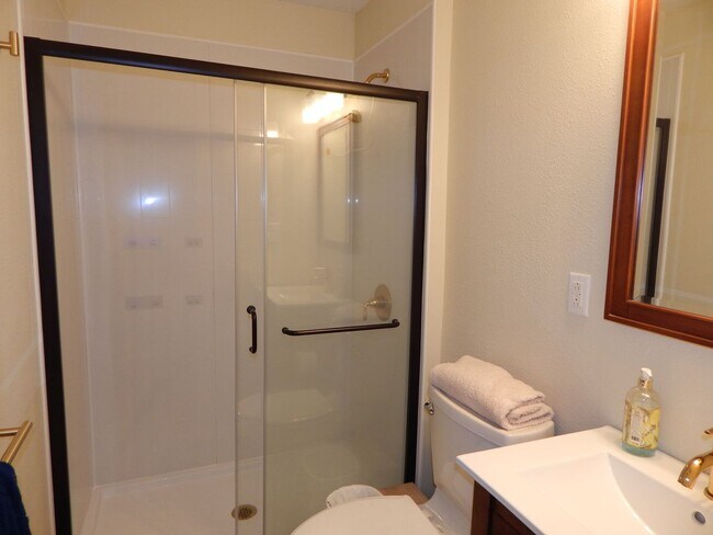 Foto del edificio - Beautiful 3 bedroom, 2 full bath home situation on a nearly half acre lot.