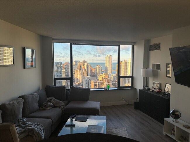 Foto del edificio - 2 E Oak St