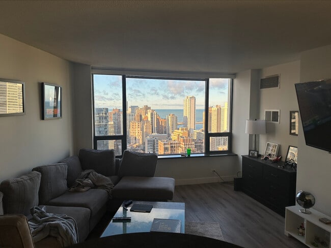 Building Photo - 2 E Oak St