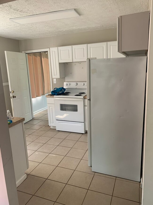 Building Photo - Cozy 2 Bed/ 1 Bath Home with Large Sun Roo...