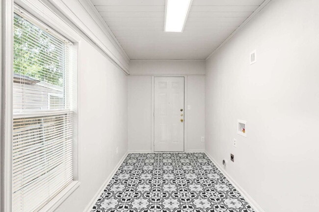 Foto del edificio - Private landlord/Section 8 accepted! Charming 3-Bedroom 1-bathroom home with large corner lot!