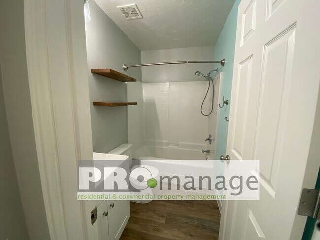 Foto del edificio - 4149 Birchwood Cir