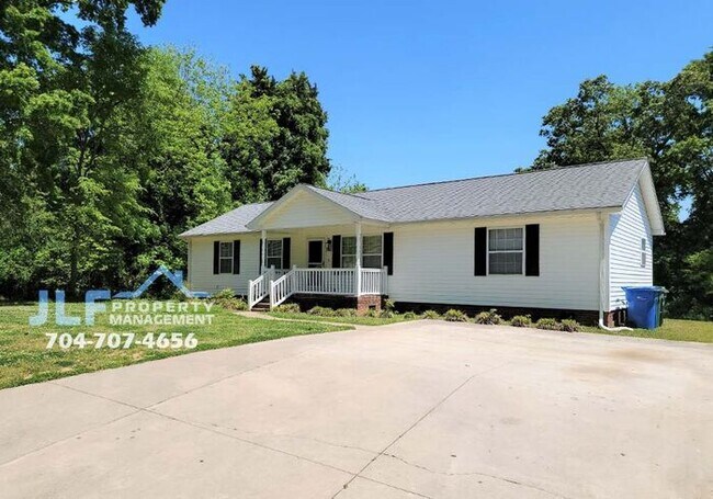Building Photo - Lovely 3/2 Home in Albemarle