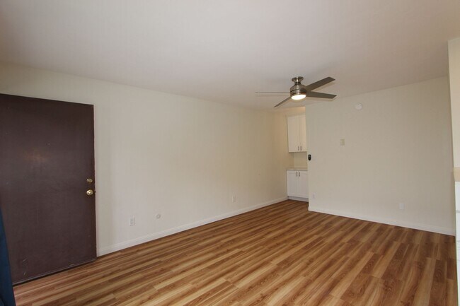 Foto del edificio - Beautiful, recently remodeled 1 bedroom 1 bathroom condo available now - MOVE IN SPECIAL