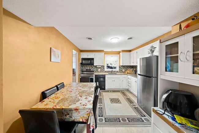 Building Photo - 95 Pilgrim Cir