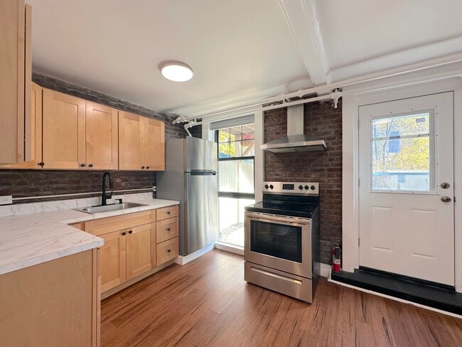 Building Photo - 202 Grand St