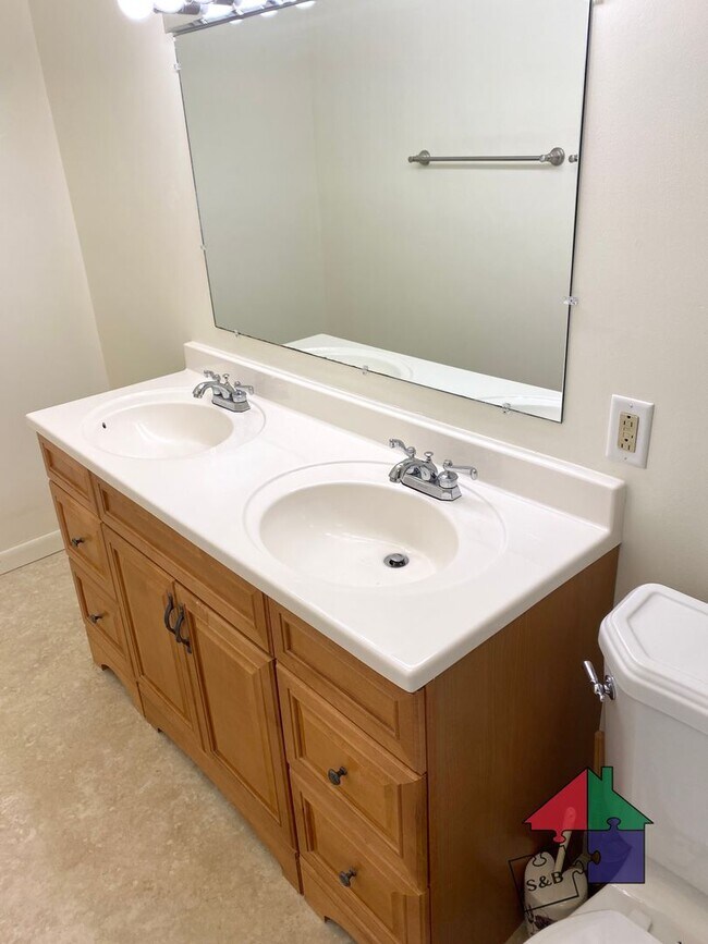 Building Photo - Charming 3 Bedroom Townhouse in Shelburne,...