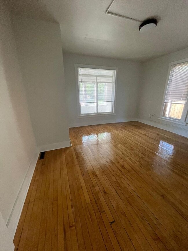 Building Photo - Your Ideal Living Space!