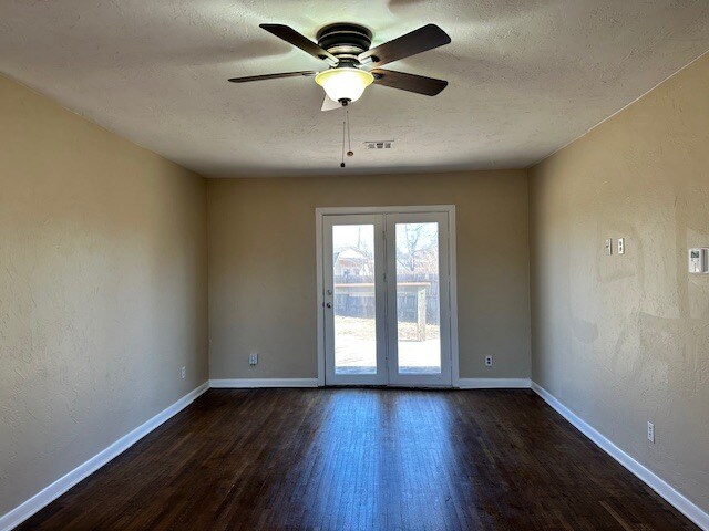 Foto del edificio - 3145 Lakeside Dr