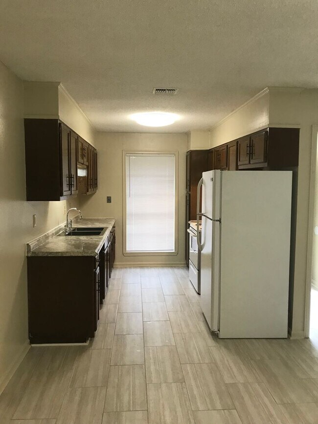 Building Photo - 300 Ryder