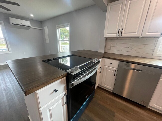 Building Photo - Newly Renovated Home