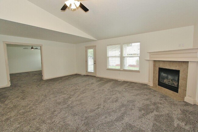 Building Photo - Spacious Craftsman Style Home