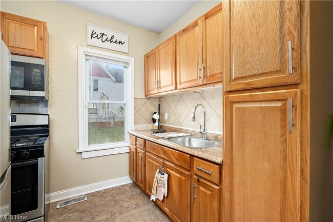 Building Photo - 1463 E 110th St