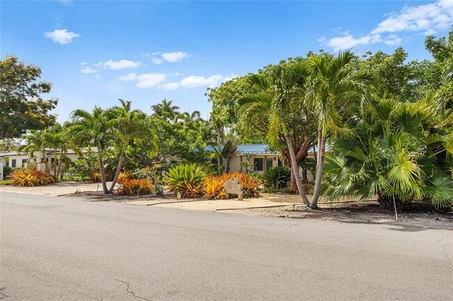 Building Photo - 2520 Yacht Club Blvd