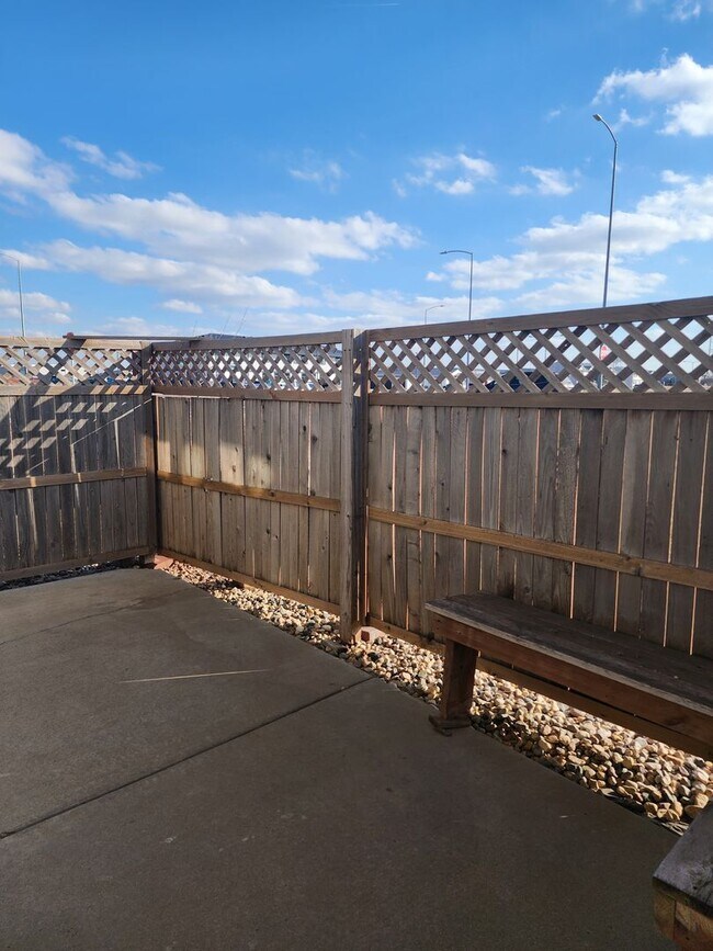 Foto del edificio - Two bedroom Town Home with attached double garage