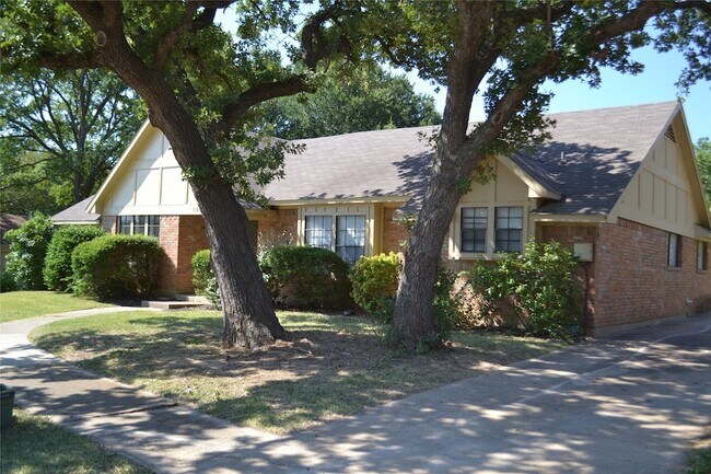 Foto del edificio - 1416 Sandy Creek Dr