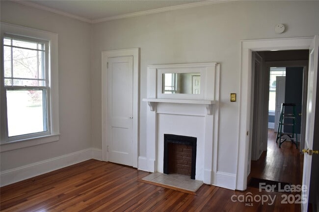 Building Photo - 629 N Cedar St
